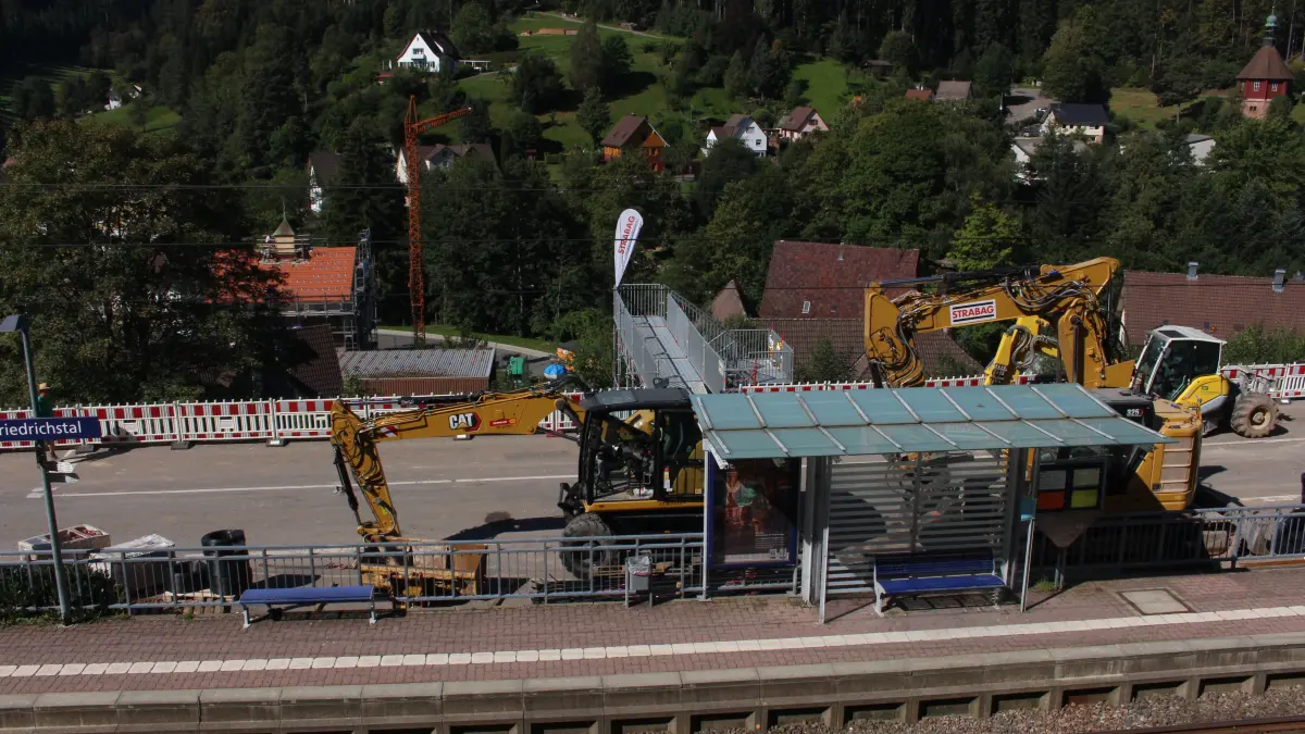 Der Abgang ins Tal am Bahnhalt Friedrichstal während der Bauphase 2023