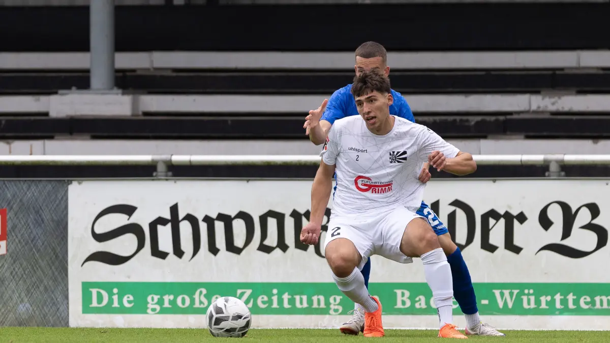 Zuletzt trafen Jonathan Spät (vorne) und die Nullachter 2025 in einem Freundschaftsspiel auf die TSG. Am Freitag nicht mit dabei sein wird Simun Birkic, der zum SSV Ulm wechselte.