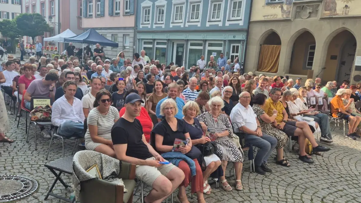 Der "Klink-Familienblock" im Publikum: Nachfahren des Malers WIlhelm Klinkkamen am Samstagabend zusammen, um das Theaterstück auf dem Marktplatz anzuschauen.