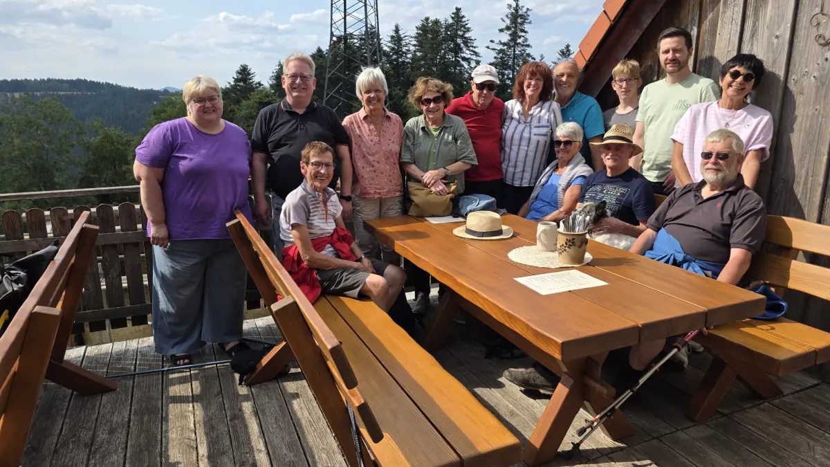 Gute Stimmung beim Sommerabschluss: Die Mitglieder des SPD-Ortsvereins Schramberg mit ihrem Vorsitzenden Mirko Witkowski im Gasthaus Heuwies.
