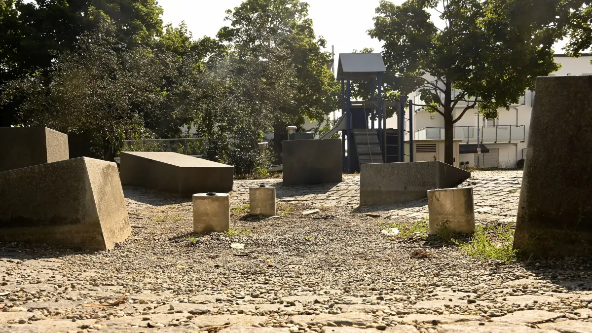 Der Spielplatz und die Wasserspiele am Robert-Gleichauf-Platz auf dem Oberndorfer Lindenhof sehen im Sommer 2026 recht verwahrlost aus.