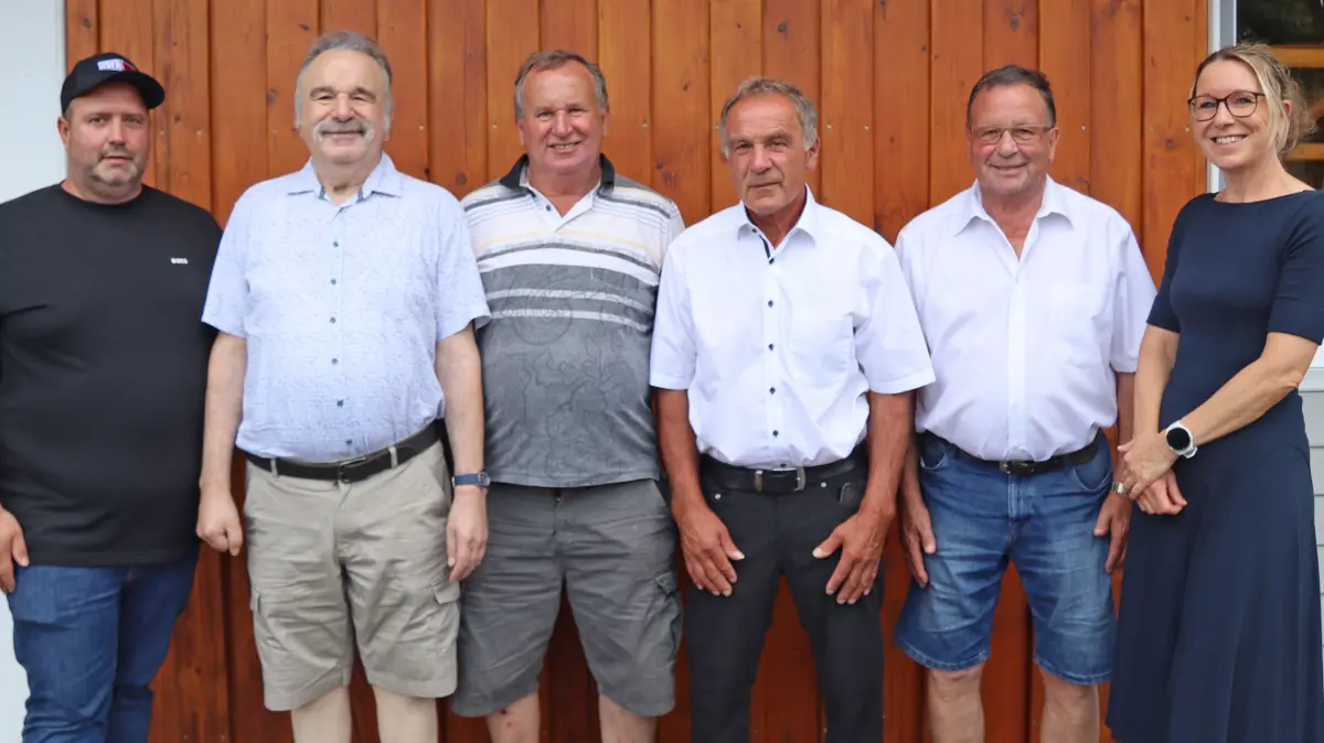 Sie freuen sich über ein außergewöhnliches Arbeitsjubiläum, von links: Geschäftsführer Robert Haller, Arnold Sieber, Wilfried Sieber, Ottmar Sieber, Heinz Sieber und Geschäftsführerin Andrea Haigis