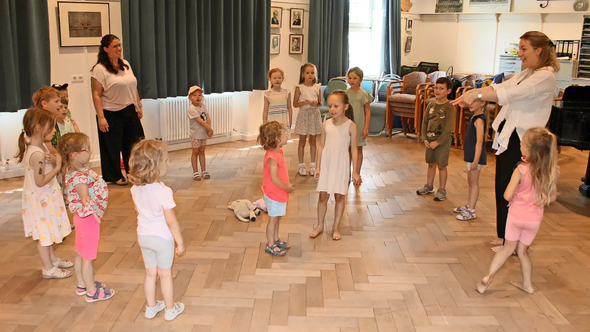 In der vierten gemeinsamen Probe mit Lea Sophie Decker (rechts) machen die Kinder der jüngsten Gruppe von vier bis sechs Jahren schon erste Fortschritte. Madita Simon (links) hilft bei der Betreuung.