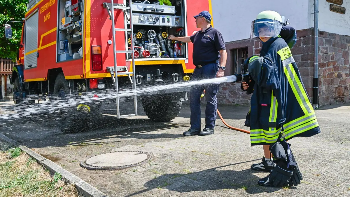 Eldin, in geliehener Feuerwehrmontur, erlöst einige der Piraten mit einer echten Wasserdusche aus dem Feuerwehrschlauch vor der Hitze.