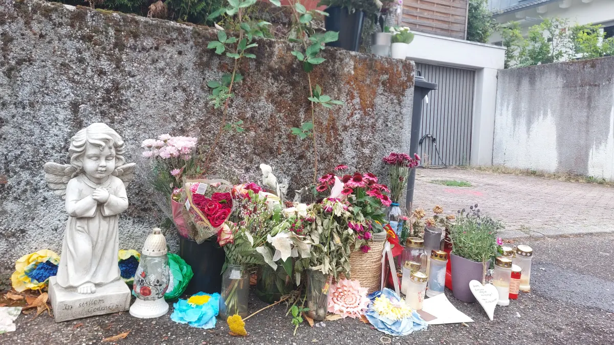 Große Anteilnahme: In den Tagen nach den tödlichen Schüssen drückten zahlreiche Menschen ihre Anteilnahme am Tod der Mutter eines kleinen Sohnes aus, indem sie am Tatort Blumen, Figuren, Kerzen sowie Nachrichten niederlegten.