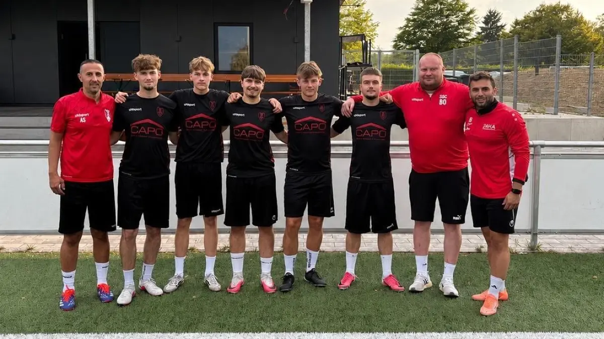 Die Trainer und Neuzugänge beim SSC Donaueschingen (von links): Cheftrainer Almir Smakovic, Leon Großholz, Henri Sauser, Kian Keso, Fynn Hirt, Ylli Rexhaj, Benjamin Otto (Co-Trainer) und Cevher Atar (spielender Co-Trainer). Es fehlt Erblin Zeneli.
