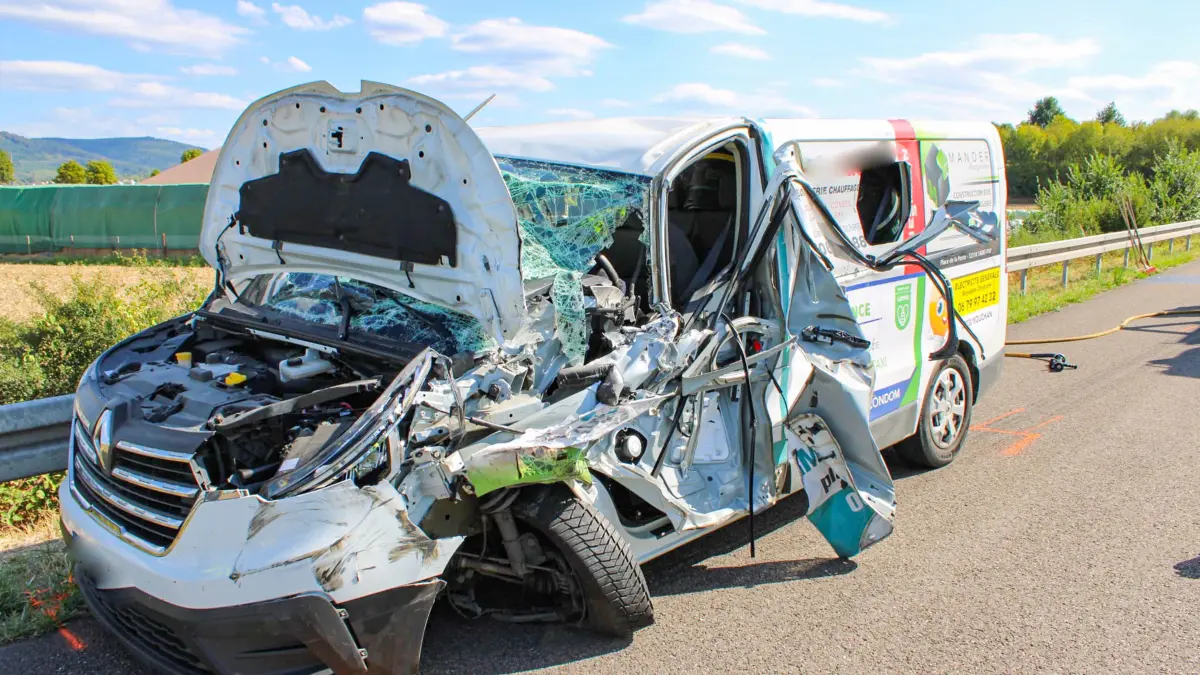 Der Transporter wurde bei dem Zusammenstoß schwer beschädigt.