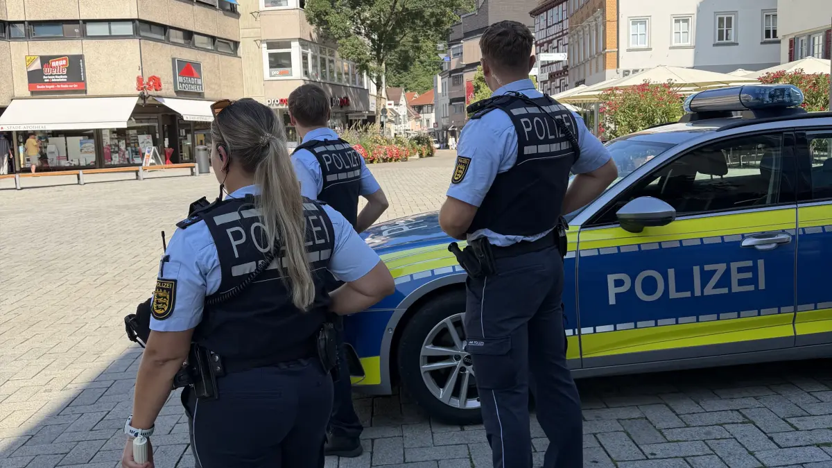 Die Polizei bei der E-Scooter- und Fahrradkontrolle auf dem Vorstadtplatz.