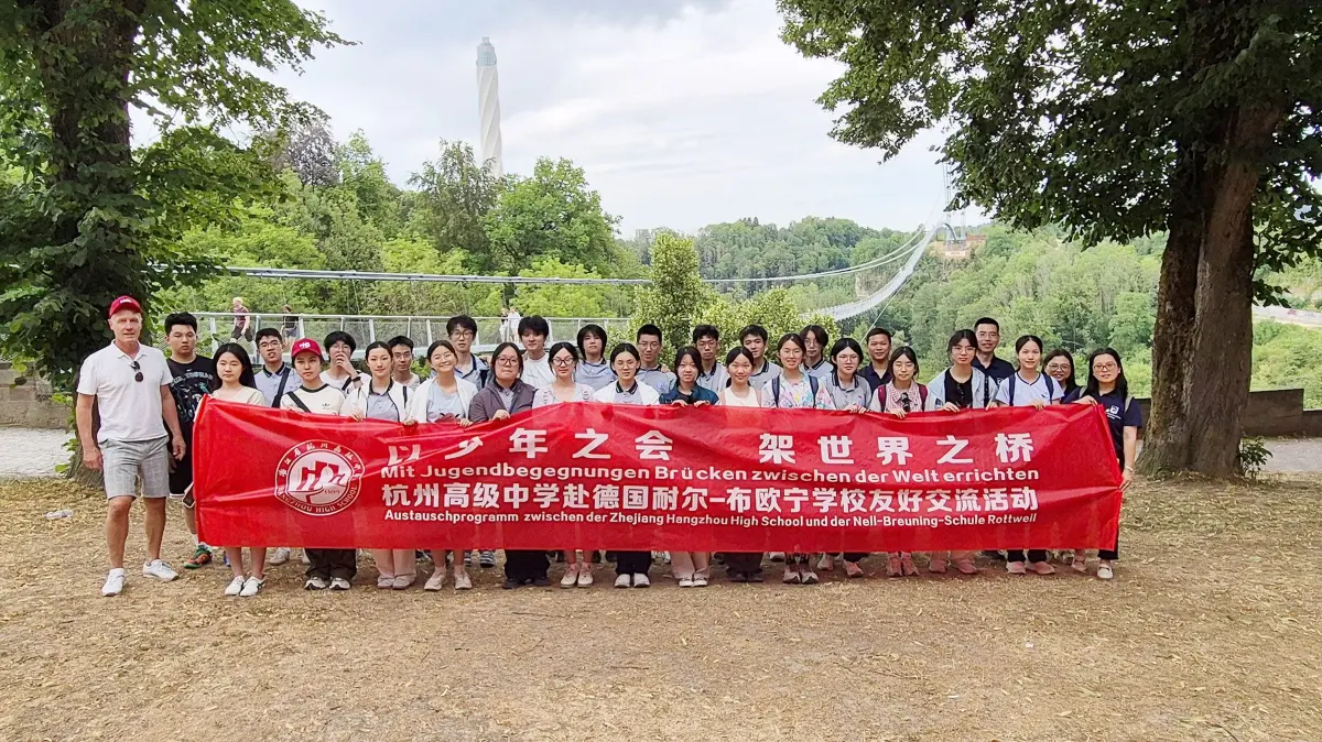 Die chinesischen Austauschschüler mit der Neckarline im Hintergrund