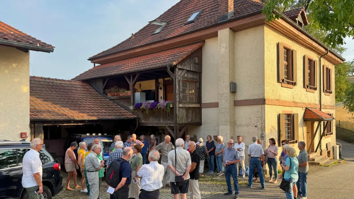 Nach der wohl letzten Veranstaltung im ersten Schulhaus in Vogelbach tauschten sich Bürger zu deren Erhalt in der jetzigen Form aus.