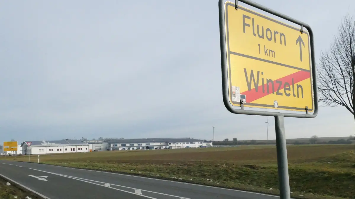 Zentral an der L 422 zwischen den beiden Ortsteilen gelegen, befindet sich das Erweiterungsgebiet "Fichtenäcker III".