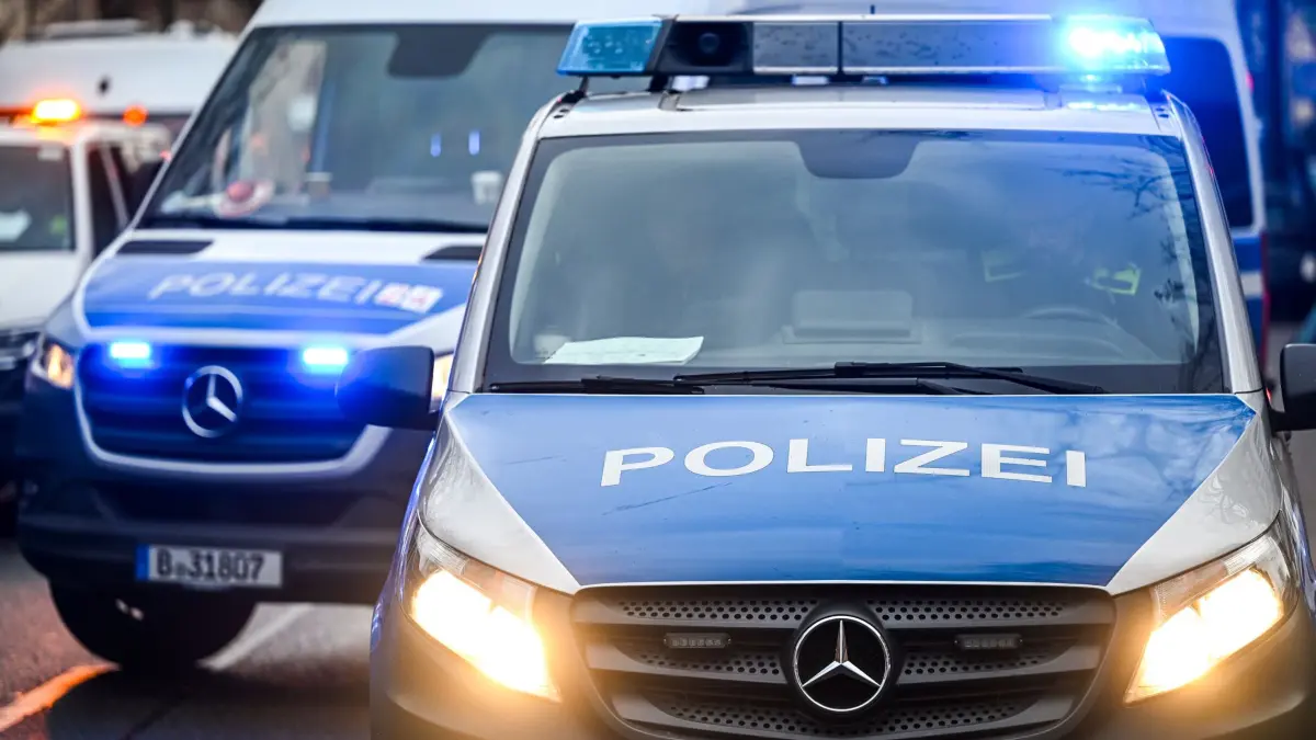 Supermarkt überfallen: ARCHIV - 04.12.2024, Berlin: Polizeiautos mit eingeschalteten Scheinwerfern und Blaulicht. (zu dpa: «Maskierte überfallen Supermarkt kurz vor Ladenschluss») Foto: Jens Kalaene/dpa +++ dpa-Bildfunk +++