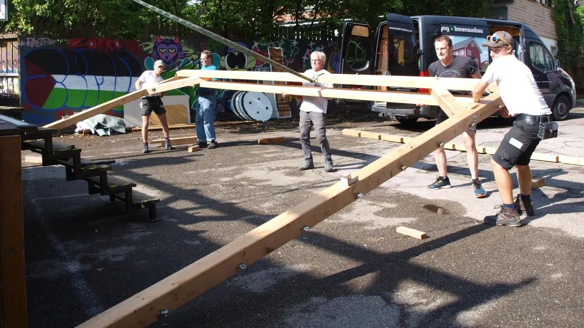 Harte Arbeit ist beim Aufbau der Bühne für das Innenhof-Festival angesagt.