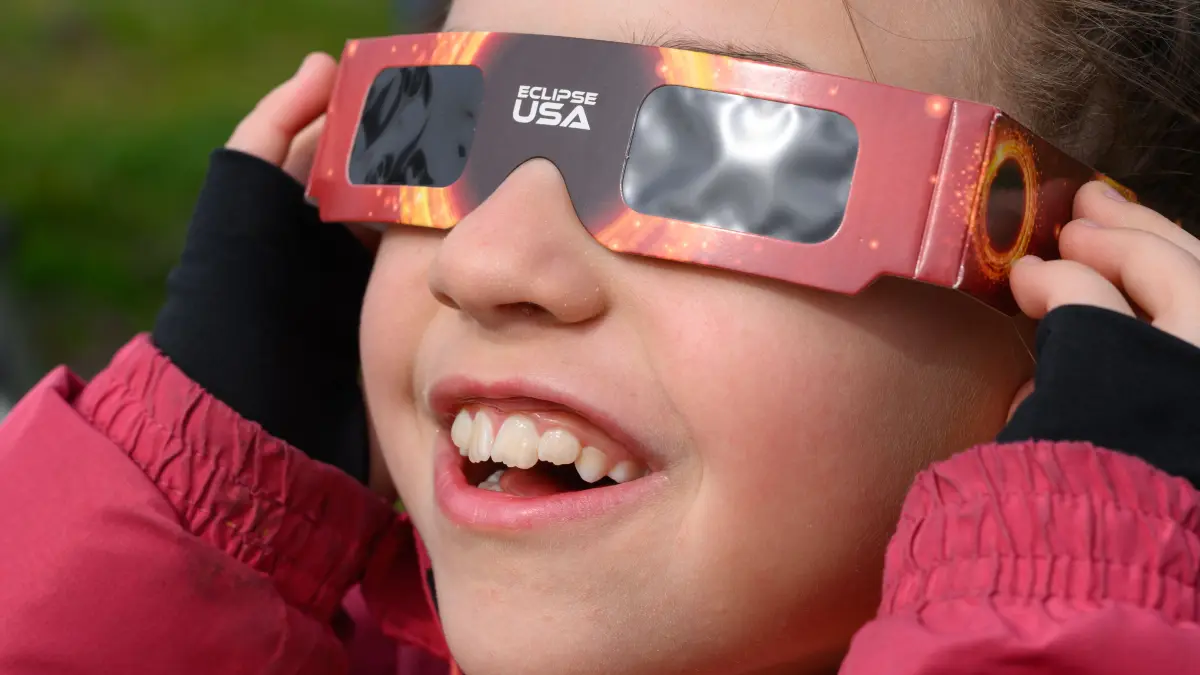 Wer bei der Sonnenfinsternis in die Sonne schaut, muss seine Augen schützen.