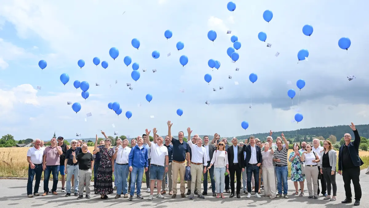 Blaue Ballons als Zeichen für ein Europa ohne Grenzen, für Freiheit, Frieden und die Verbundenheit der Menschen: Der südbadische Europaabgeordnete Andreas Schwab richtete ein Fest in Obereschach aus.