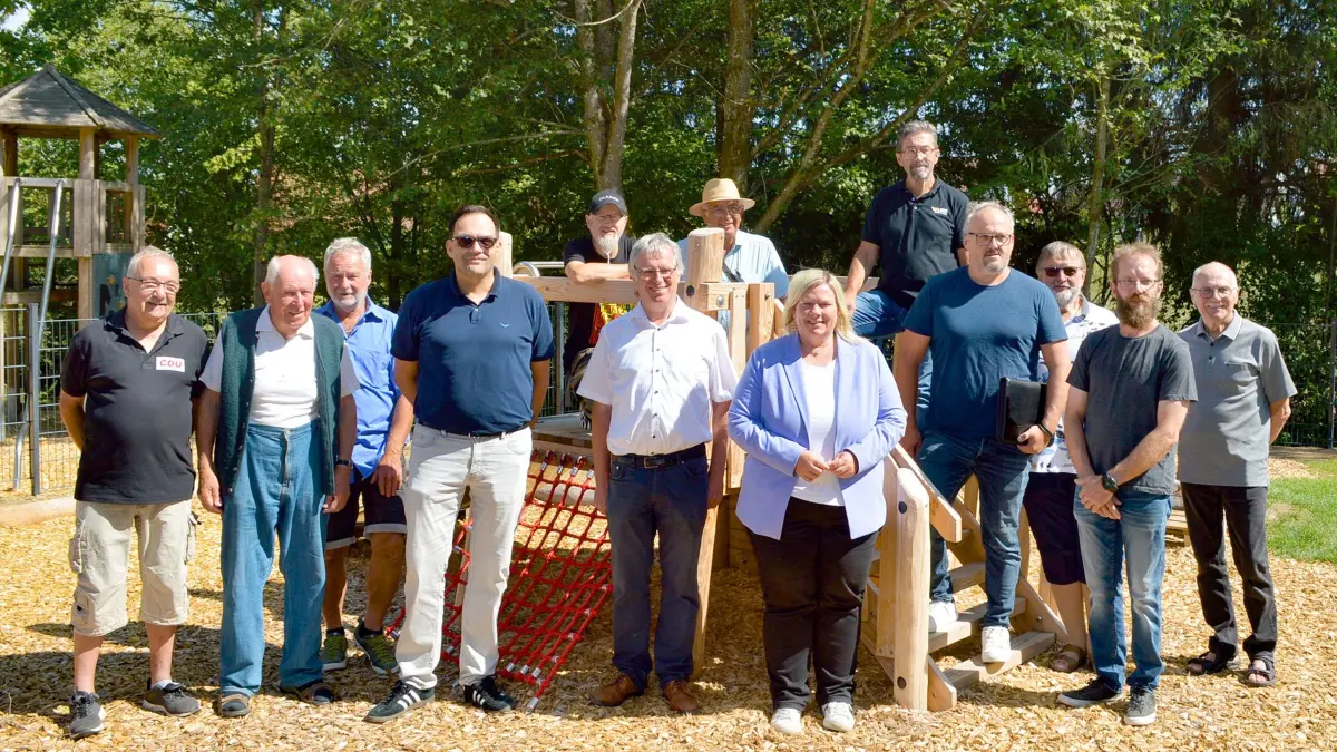 Die Teilnehmer der Besichtigung des neuen Kindergartens. In der Bildmitte Fr. Dr. Weiss MdB und Bürgermeister Framz Moser, links von Franz Moser ist Dennis Mauch, der Vorsitzende des CDU Ortsverbandes.