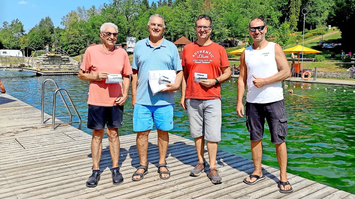 Blauer Himmel und strahlender Sonnenschein lockten am Montag wieder viele Badegäste ins Naturbad Troase. Um die Mittagszeit konnten auch der 29999., 30000. und 30001. Badegast begrüßt werden. Von links: Heinz Messner, Karl Ilg, Holger Hary und Troaseleiter Daniel Sasse.