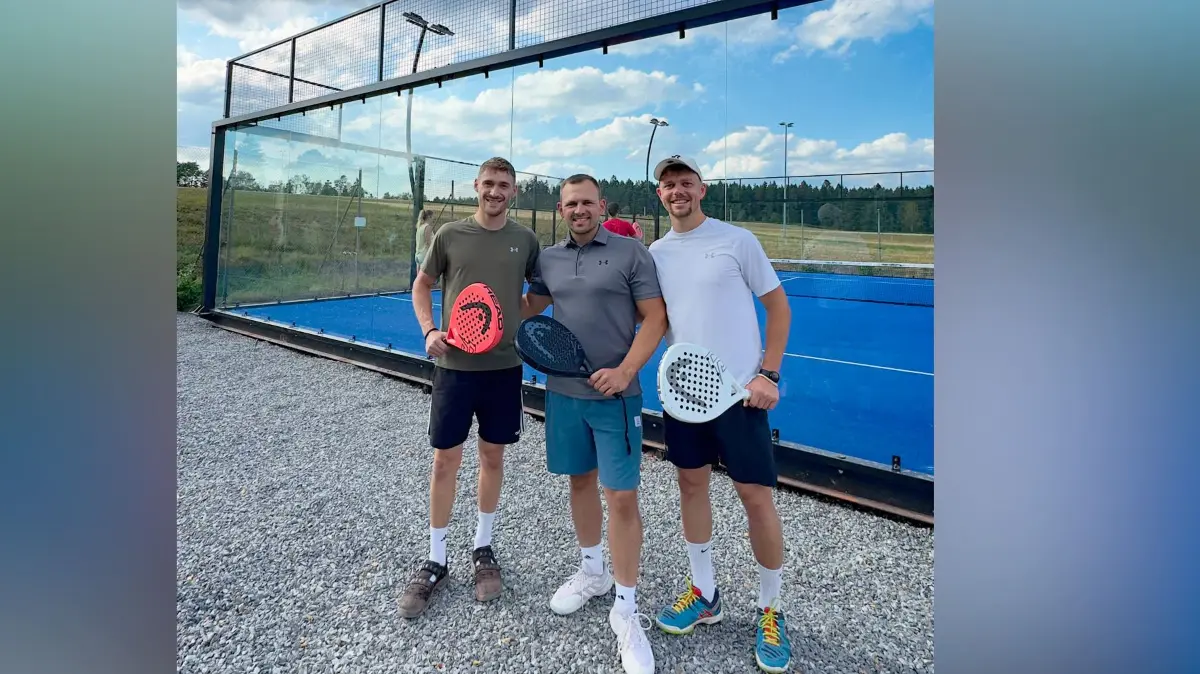 Sie machen Padel-Tennis in der Region bekannt (von links): Luca Herrmann, Christian Wälde und Marius Helmke.