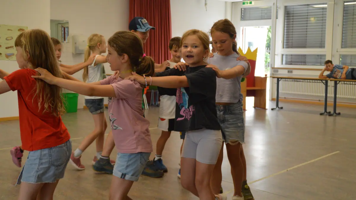 Die Kinder haben sichtlich Spaß.