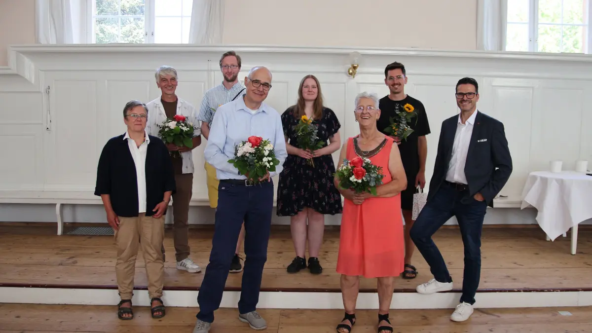 Mit Musik, Blumen und heiteren Anekdoten wurden Thomas Blönnigen (4. von links) und Doris Winterhalter (3. Von rechts) in den Ruhestand und andere Mitarbeitende in andere Aufgaben verabschiedet.