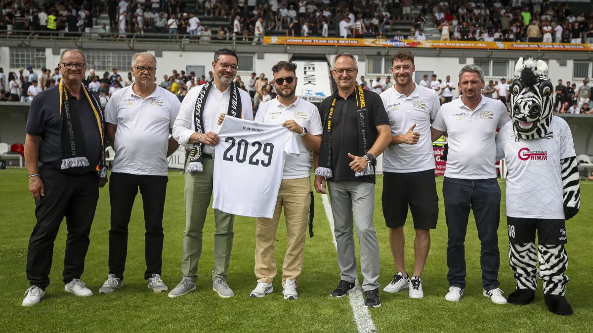 Der FC 08 und die Volksbank eG - Die Gestalterbank besiegelten am Rande des Delay Sports-Spiel ihre Jugendhauptsponsor-Partnerschaft. Auch Oberbürgermeiste Jürgen Roth (von links) freute sich darüber, ebenso FC 08-Präsident Reinhard Warrle, Gestalterbank-Vorstandsvorsitzender Alexander Müller, FC 08-Vorstand Dominik Falk, Thomas Bader, Bereichsleiter Unternehmensentwicklung und Marketing bei der Gestalterbank, die beiden FC 08-Vorstände Frederick Bruno und Alexander Steudtner sowie das FC 08-Maskottchen Massai