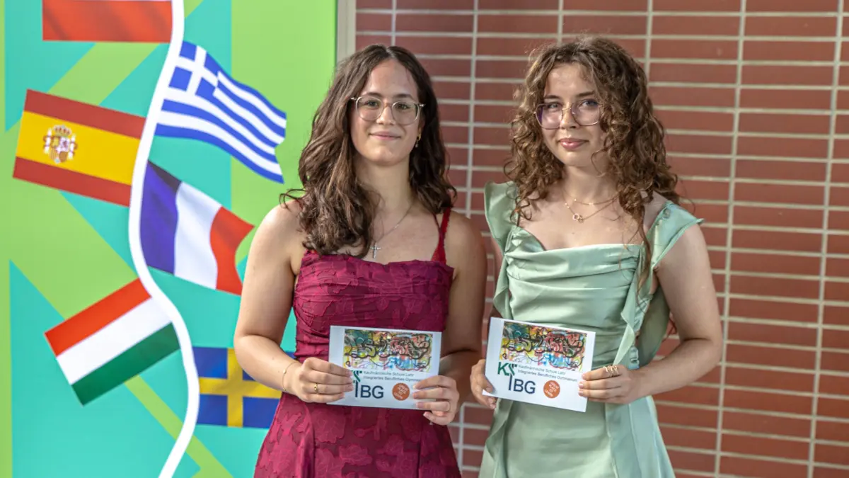 Das Foto zeigt Michelle Klausmann (links) und Daryna Rakhmanina, die Preisträgerinnen der BFW.