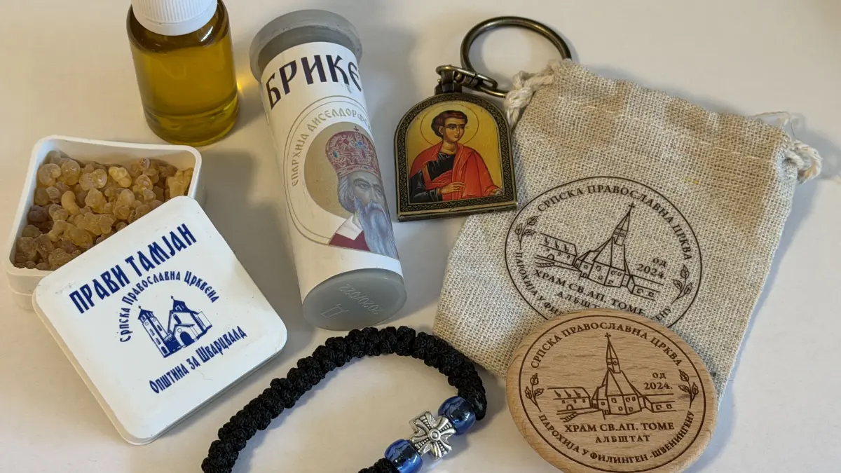 Salböl, Weihrauch, Rosenkranz, Heilige - es gibt in der serbisch-orthodoxen Kirche viele Utensilien, wie sie auch in der katholischen Kirche gebraucht werden.
