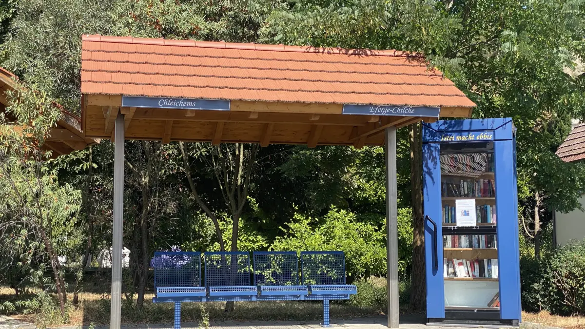 „Istein macht ebbis“ bringt mit Ideen Leben ins Dorf – auch die Bibliothek in der ehemaligen Telefonzelle an der Bushaltestelle in der Neuen Straße wird vom Verein betreut.
