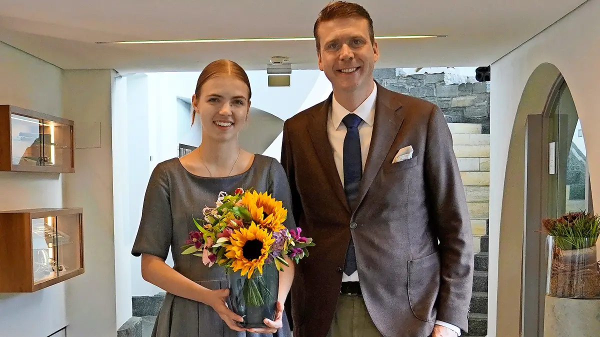 Die Jahrgangsbeste im Hotelfach und Kammersiegerin Leni Friedl mit Hotelier Sebastian Finkbeiner