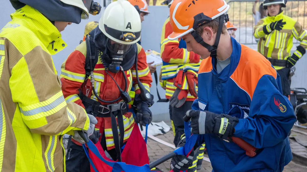 Das Zusammenspiel von Jugendfeuerwehr und Mitgliedern der Aktiven hat bei der Übung funktioniert.