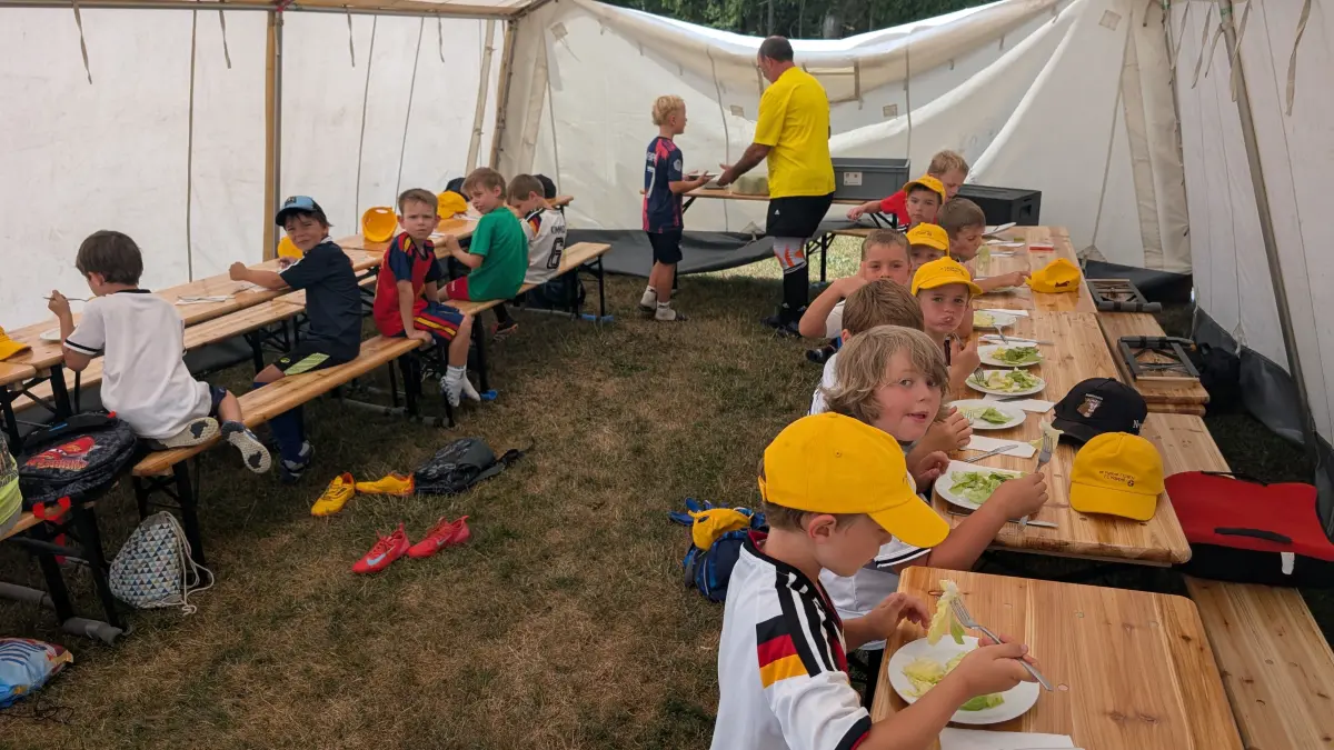 Auch die richtige Verpflegung gehört dazu, sogar ein Mittagessen wird aufgetischt.