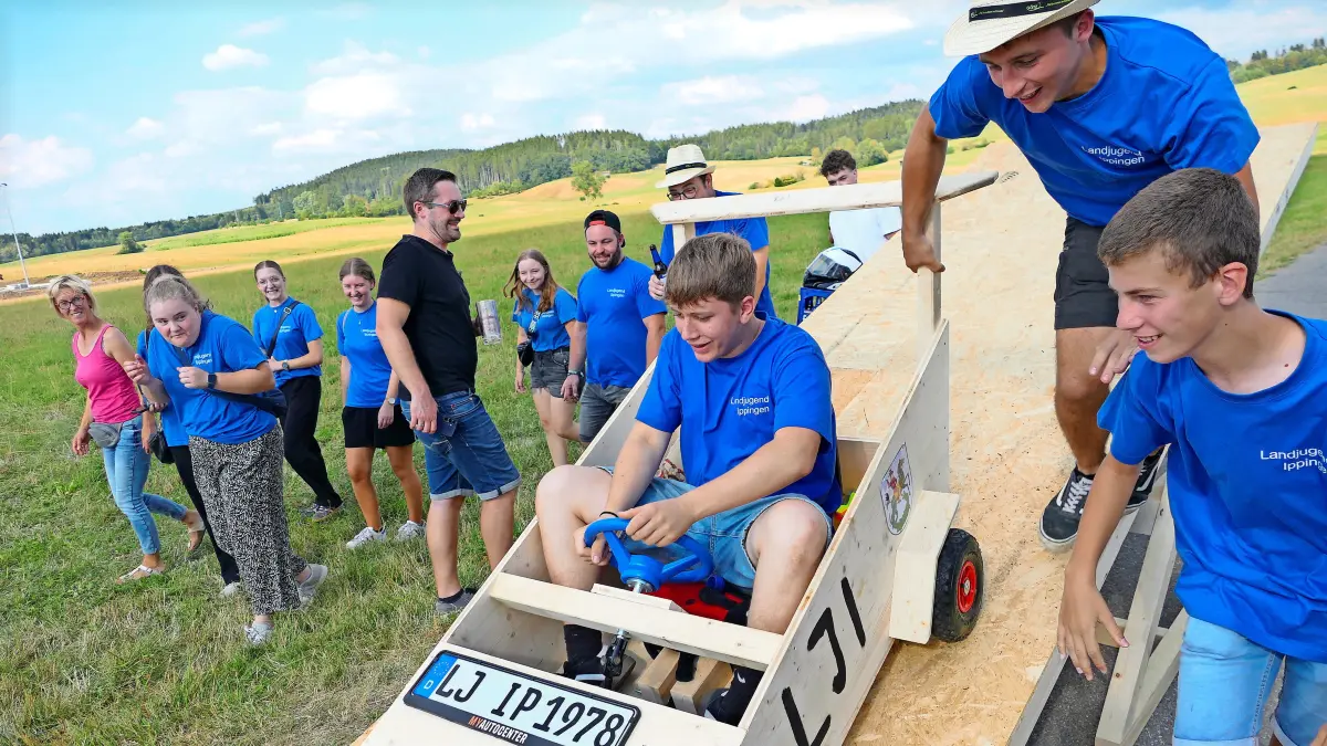 Die Landjugend aus Ippingen wippt dem Ziel entgegen.