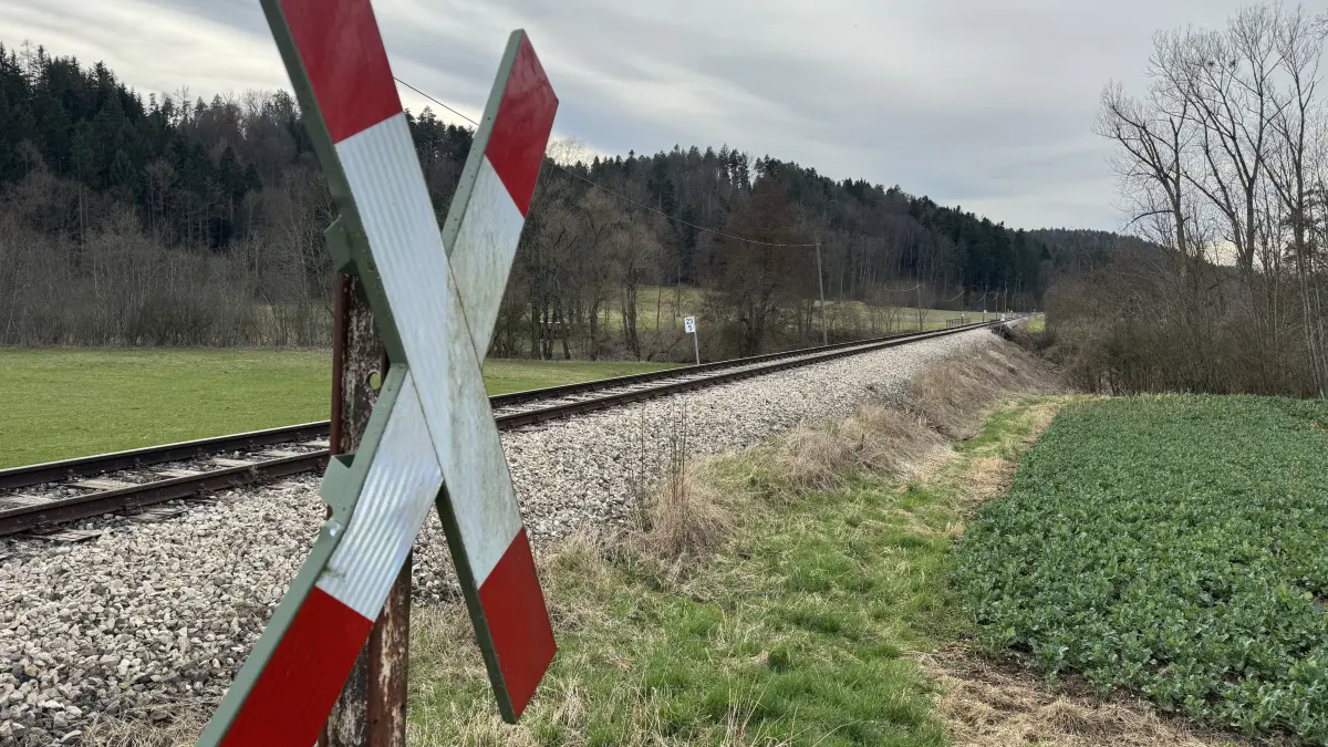 Das Foto zeigt einen Ausschnitt der Eyachtalbahn beim Hausener Hof zwischen Stein und Rangendingen. Auf den Schienen fahren derzeit nur Freizeit- und Güterzüge. Das soll sich ändern, zumindest in der Zukunft. Nur: wann?