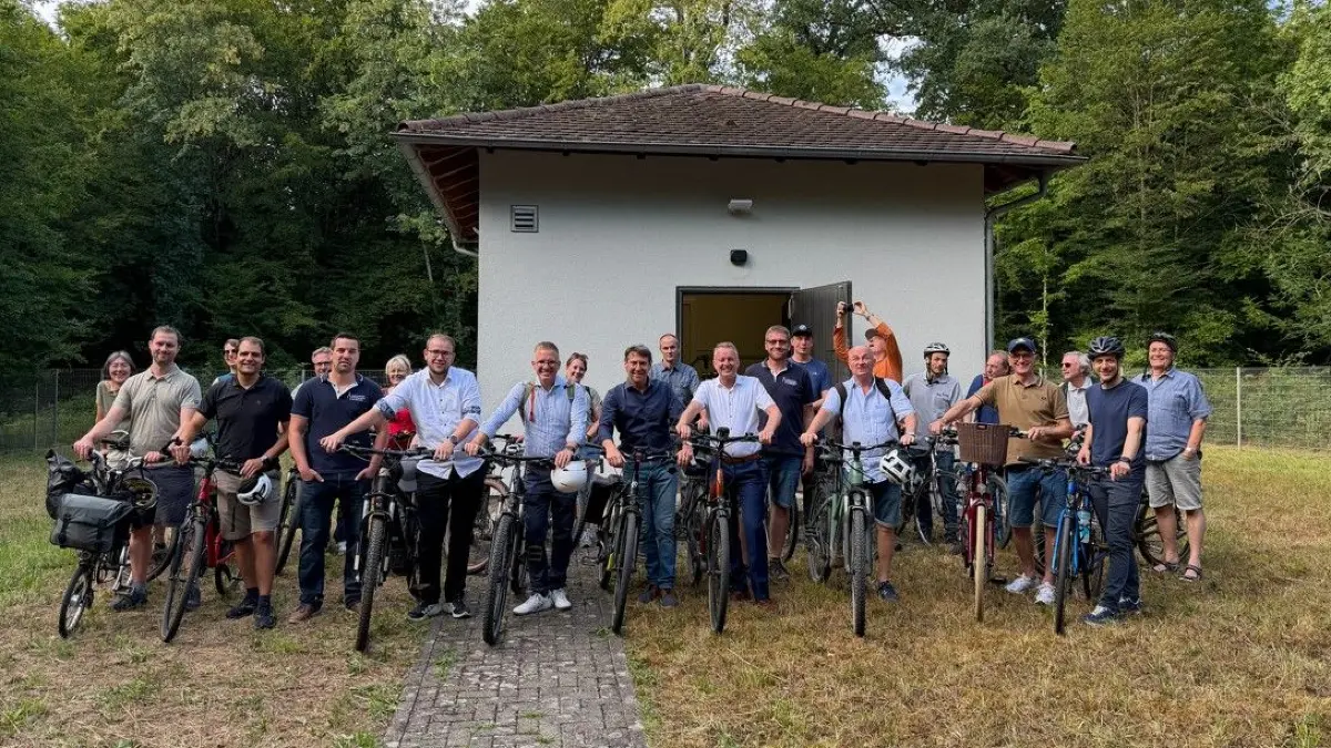 Zum Geburtstag des Wasserversorgungsverbands unternahm eine Gruppe Verantwortlicher eine Fahrradtour zu den Tiefbrunnen. Dabei waren unter anderem die Bürgermeister Philipp Klotz (Kappel-Grafenhausen; Vierter von links), Kai-Achim Klare (Rust; ab Klotz von links); Bruno Metz (Ettenheim); Pascal Weber (Ringsheim) und Dietmar Benz (Mahlberg).