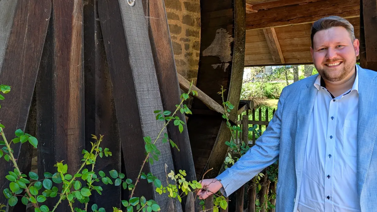 Felix Kuentz wird neuer Bürgermeister von Unterkirnach. Im Gespräch zeigt er sich bestens vorbereitet für seinen Amtsantritt – fürs Bild posiert er schon einmal vor Ort am großen Mühlrad auf dem Mühlenplatz.