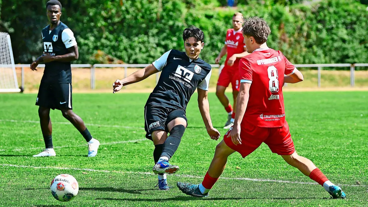 Der SC Lahr (hier in Schwarz beim Testspiel gegen den Offenburger FV) geht als klarer Favorit in die Partie.