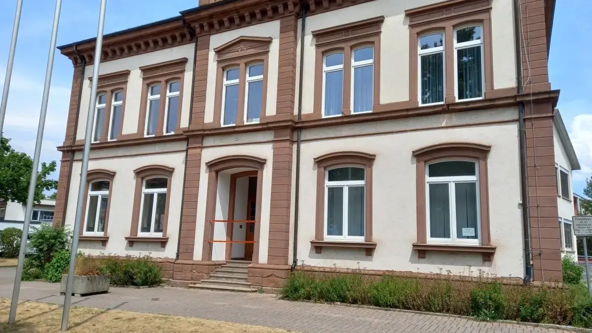 Das Gebäude der alten Volksschule ist seit vier Wochen gesperrt. Grund ist die mangelnde Erdbebensicherheit, die im Ernstfall zur Gefahr werden könnte.