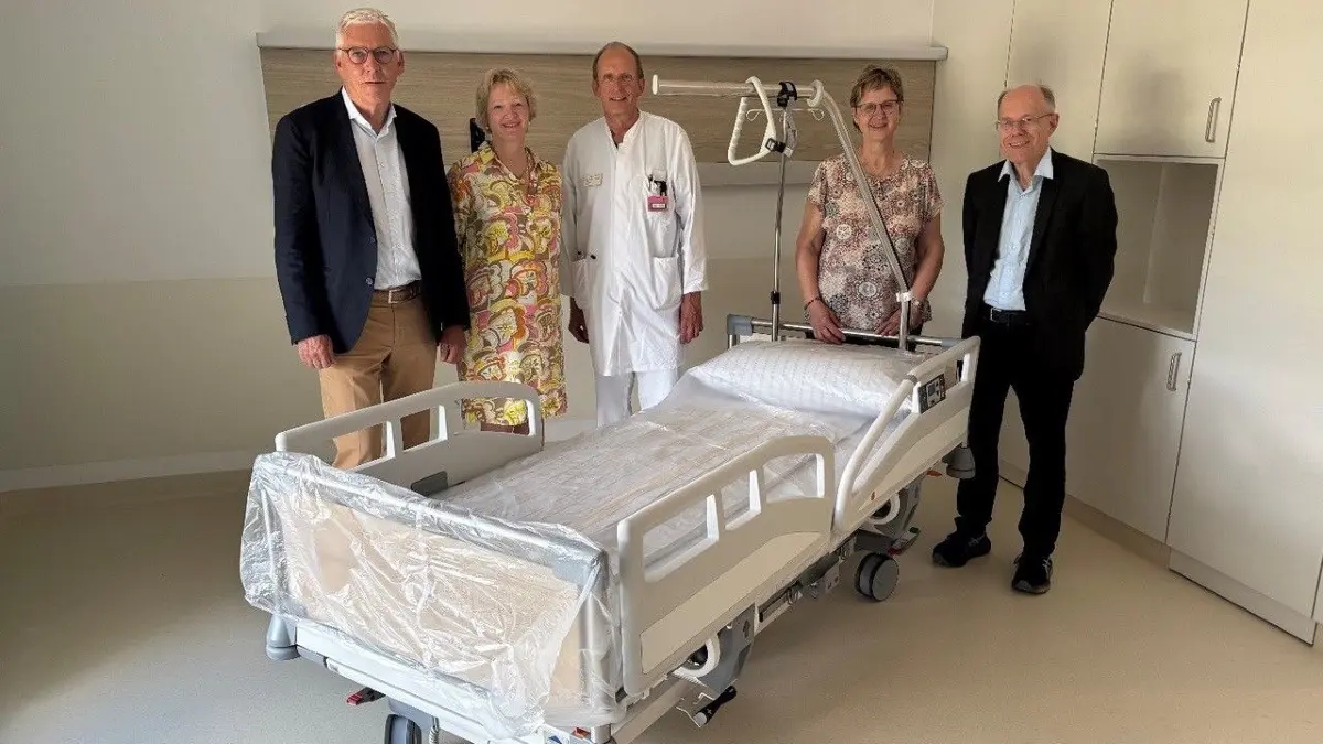 Der Landkreis Calw übergibt Krankenhausbetten an eine Klinik in Nigeria: Landrat Helmut Riegger (von links), Agnes von Ow-Wachendorf, Martin Oberhoff, Veronika Fischer und Wolfgang Kömpf.