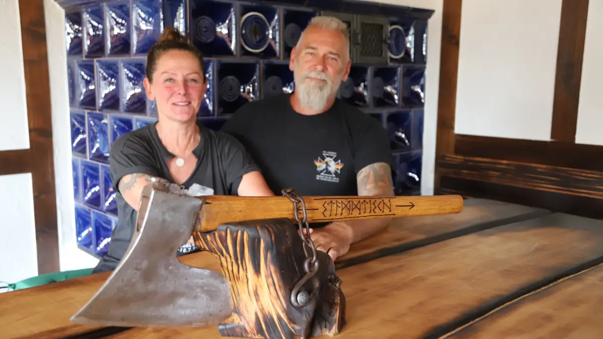 Marita Sonneborn und Niels Wohlgemuth wollen ab dem 15. August das Gasthaus Großbauer-Linde weiterführen – mit einem überzeugenden Konzept. Der riesige Stammtisch soll dabei Mittelpunkt werden