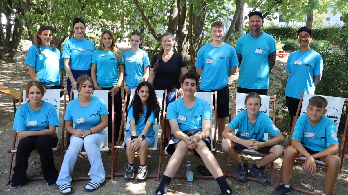 Das Helferteam mit der Oberbürgermeisterin Diana Stöcker (hinten in der Mitte), die den Spielbus in Haltingen besucht hat.