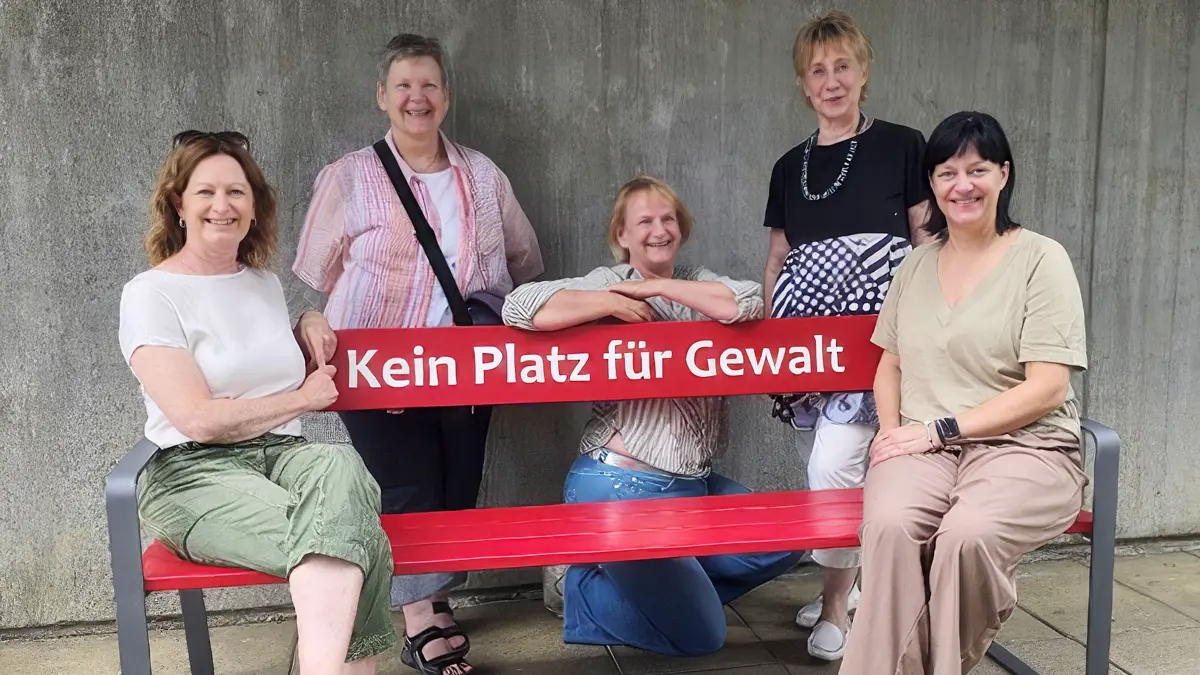 Michaela Oettle (Ortsvorsteherin Zepfenhan, von links), Hanne Blust (FhF Mitarbeiterin), Christiane Lakeit und Barbara Böcker (FhF Ehrenamt) sowie Cathrin Stöhr (Kreissparkasse Rottweil)