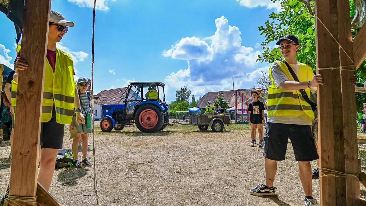 Der Hütten-TÜV prüft die Hütten am Waldrand auf Tornadofestigkeit.