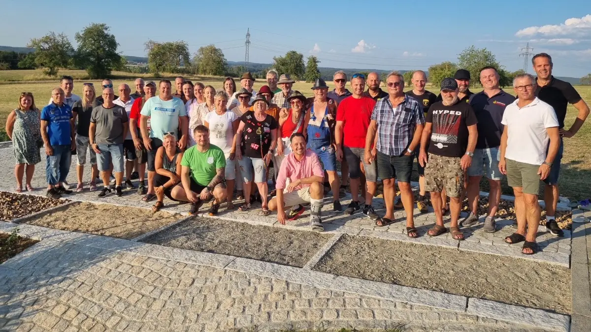 Alle Helferinnen und Helfer wurden zum „Feierabendbier“ eingeladen und eröffnen pünktlich zum Ferienbeginn den Barfußpfad in Benzingen.