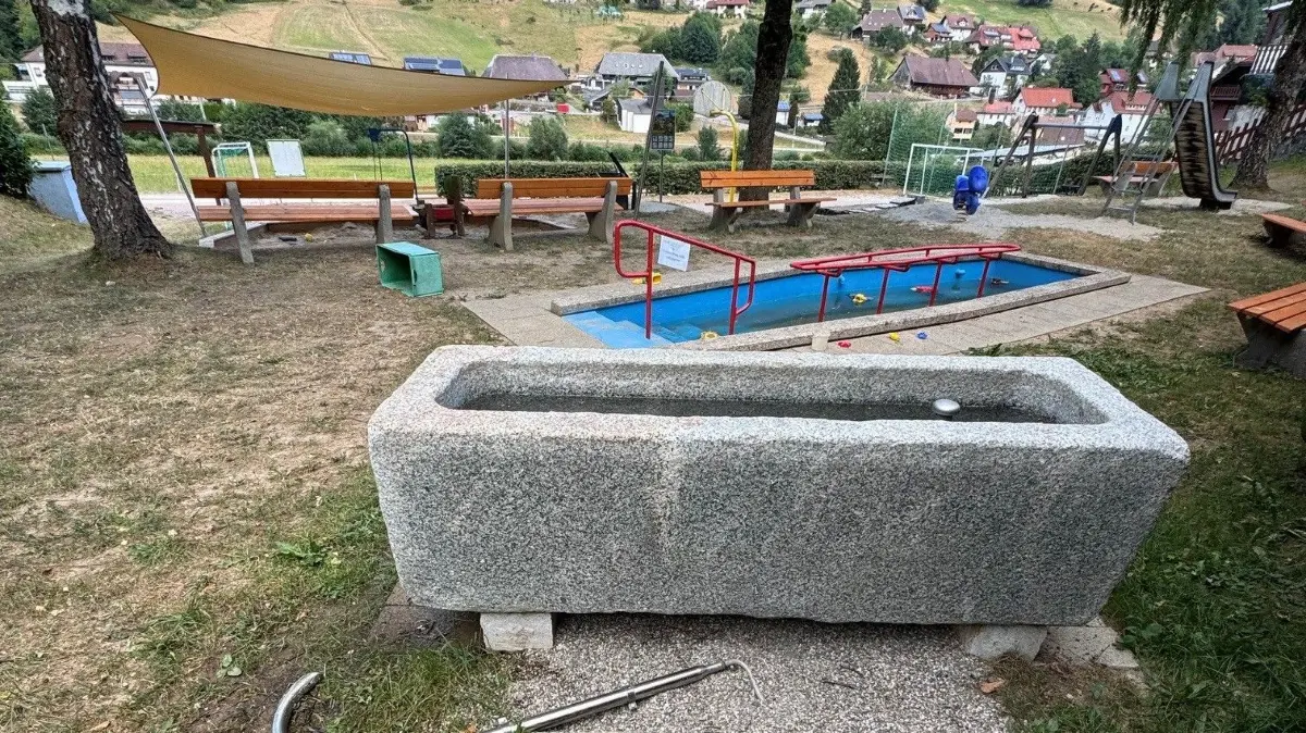 Der neue Brunnen auf dem Spielplatz in Schlechnau wurde Opfer von Vandalismus.
