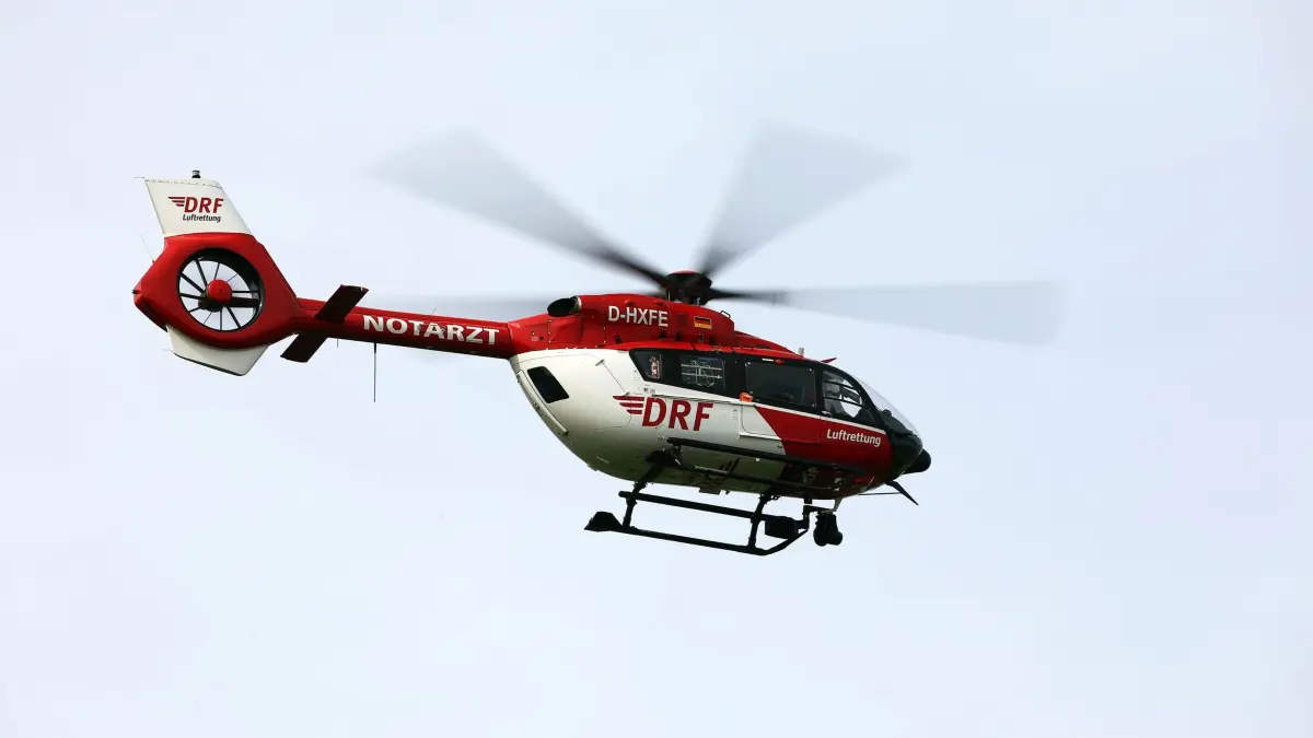 Rettungshubschrauber: ARCHIV - 27.03.2024, Sachsen, Schkeuditz: Ein Rettungshubschrauber der Deutschen Luftrettung (DRF) ist über einer Unfallstelle. (zu dpa: «Kollision mit Auto – Motorradfahrer schwer verletzt») Foto: Jan Woitas/dpa +++ dpa-Bildfunk +++