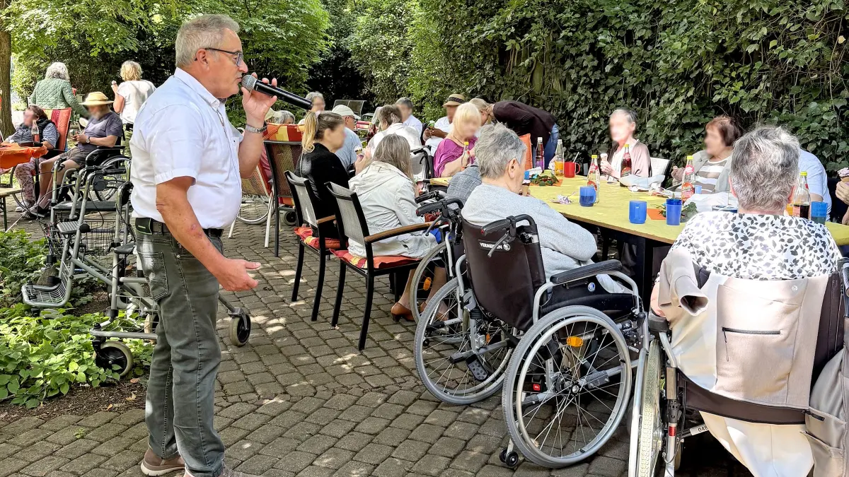 Der singende Wasenwirt erfreut die zahlreichen Bewohner des Luisenheims