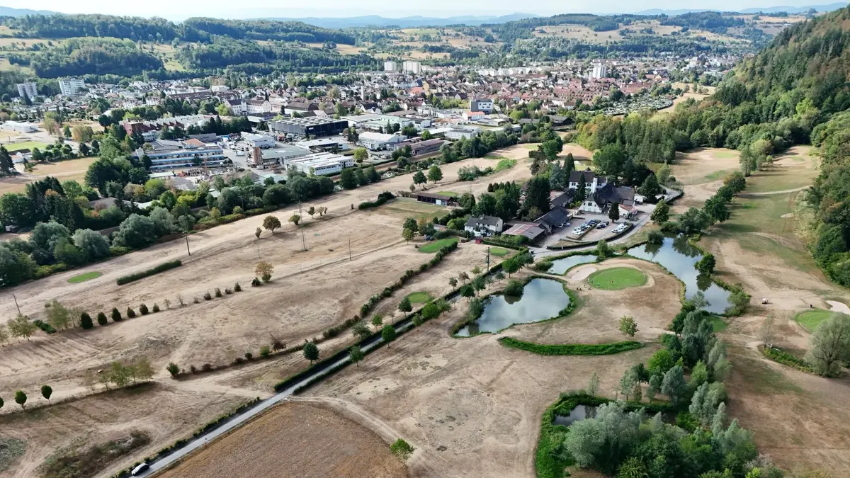 Ein Drohnenfoto veranschaulicht, dass auch die Golfanlage in Ehner-Fahrnau derzeit keineswegs einer grünen Oase gleicht.