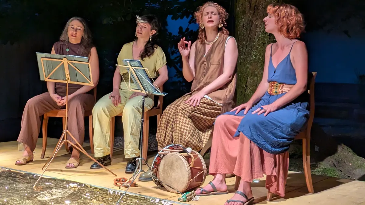 Das „Perperúna“-Ensemble trat bei im „Theater im Hof“ in Riedlingen auf.