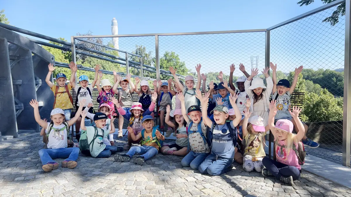Gruppenfoto nach erfolgreicher Brücken-Überquerung: Die Kinder vom Kindergarten „Herzstückle“ in Zepfenhan waren auf der NECKARLINE