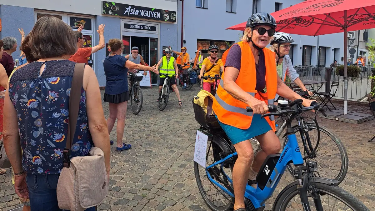 Die Radler der „Tour de Fair“ werden bei ihrer Ankunft in Lahr vom Weltladen-Team begrüßt.